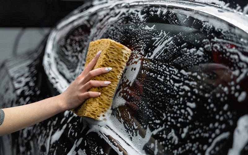 Jak umýt auto po zimě bez poškození laku?